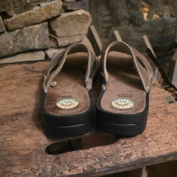 Earth Origins Women's Brown Slide Sandals - Picture 2 of 8